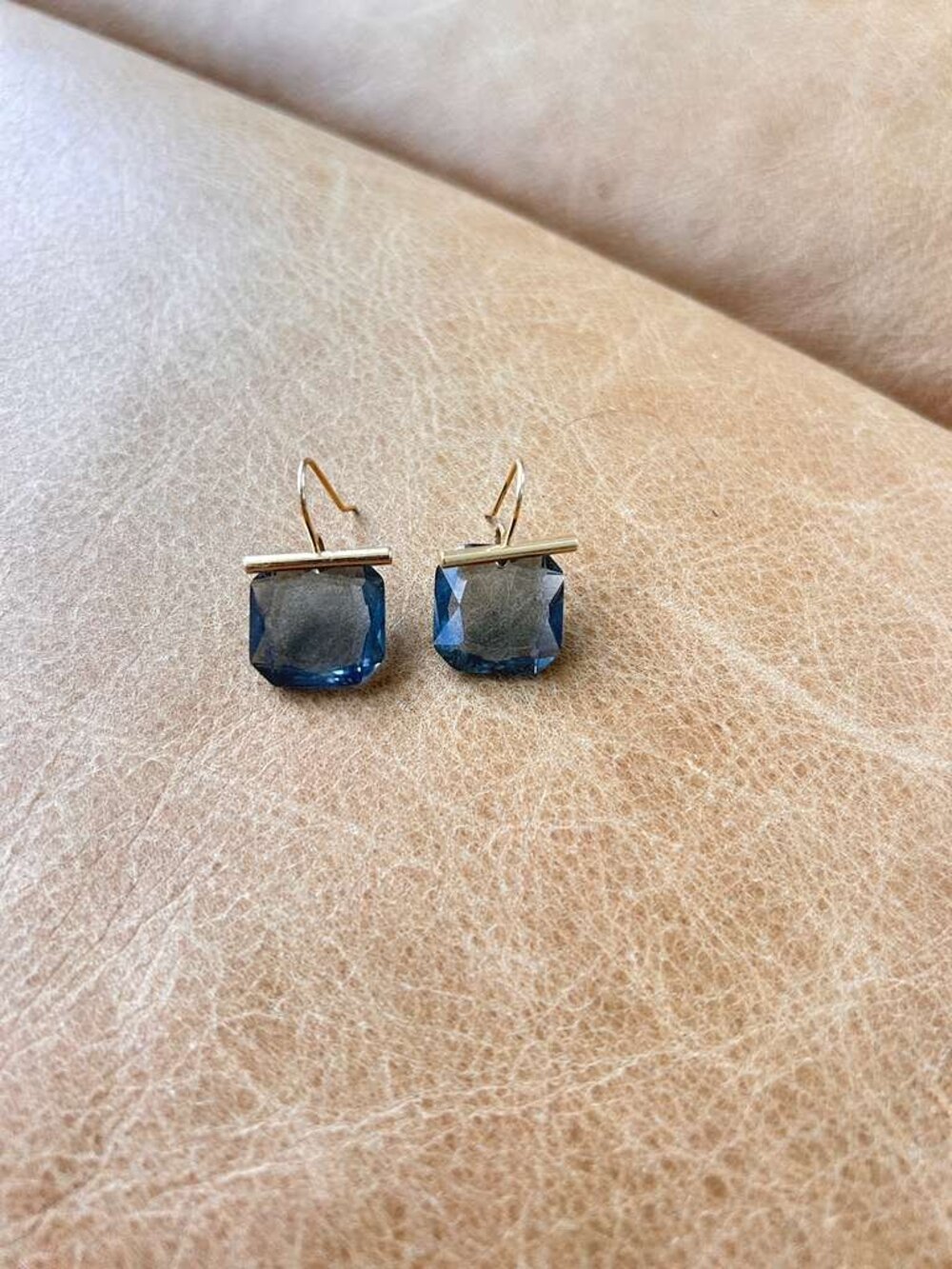 Smokey dark gray crystal earring | gold plated